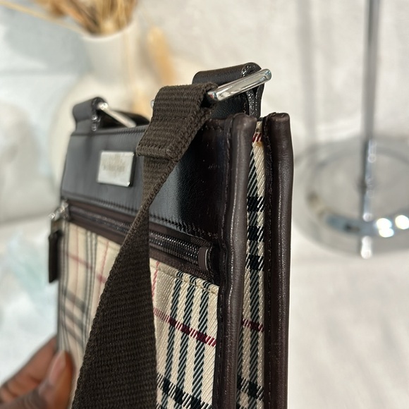 Authentic BURBERRY CROSS BODY BAG - Picture 12 of 15